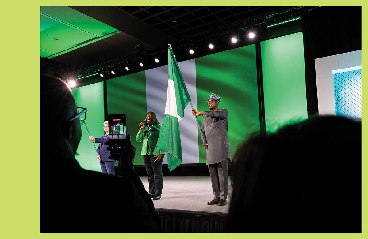 O Presidente do Rotary, Olayinka H. Babalola, canta o hino nacional da Nigéria durante a Assembleia Internacional do Rotary.
