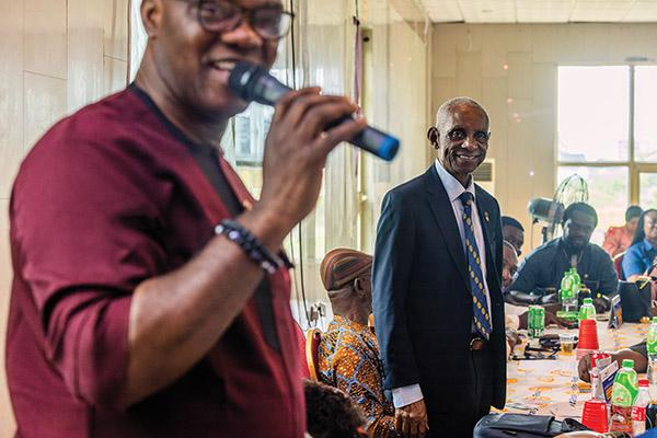 Babalola discursa durante uma reunião do clube. Crédito da imagem: Andrew Esiebo.