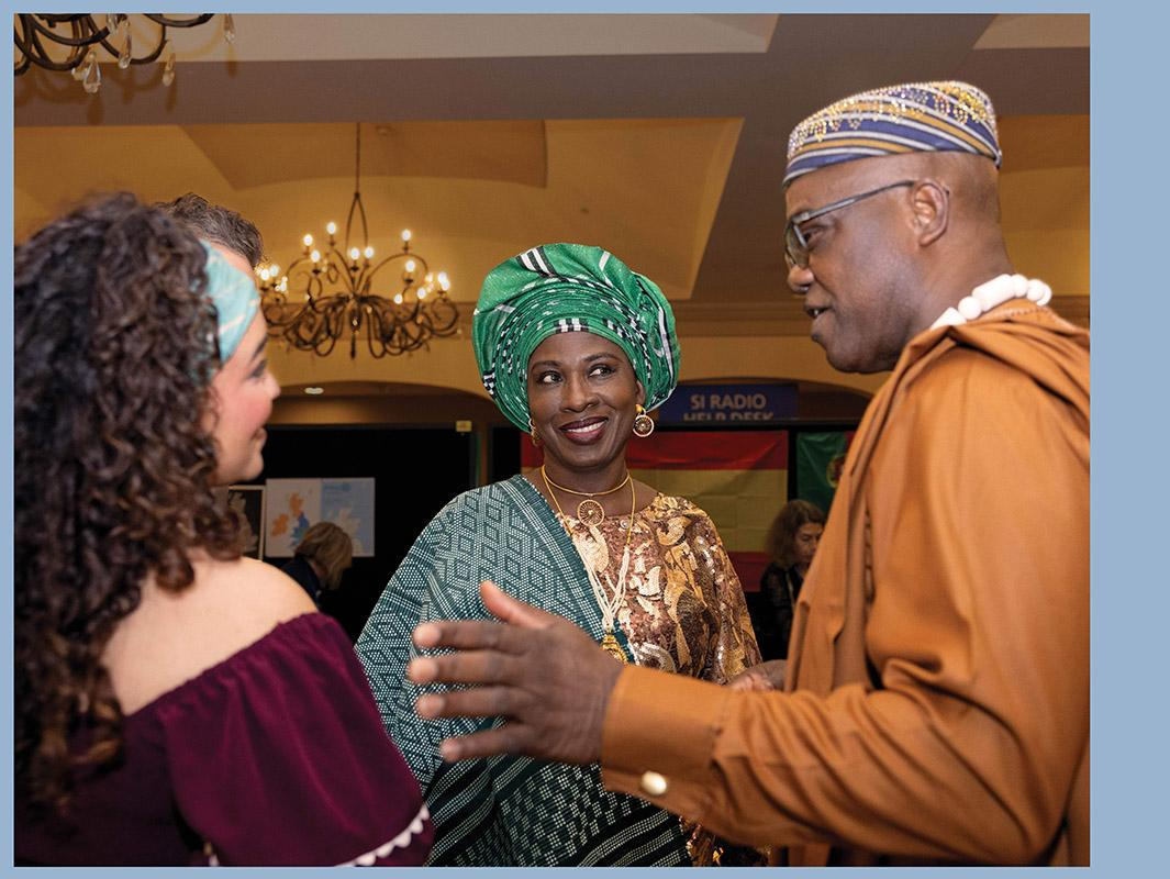 Babalola com a sua esposa, Precy Babalola (ao centro), durante a noite cultural da Assembleia.