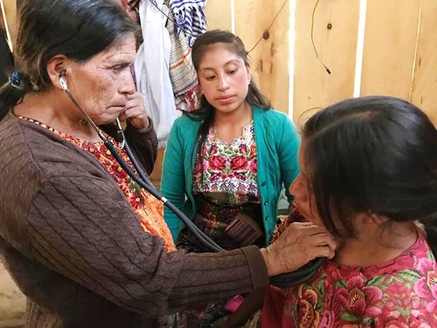 Juliana Tuc Tuc Ajmac, parteira e agente de saúde, com a coordenadora de campo Doris Sepet e a moradora da comunidade Maria Cuc, Guatemala.