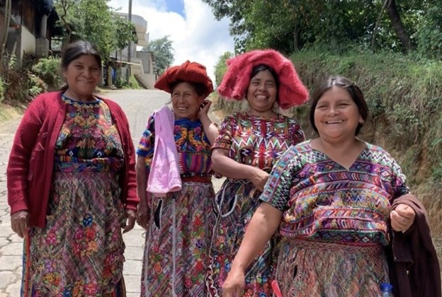 Agentes de saúde e parteiras Maria Morales Morales, Josefina Batz Poyon, Emiliana Vargas Tol e Dona Santos Rabinal Conos, Guatemala.